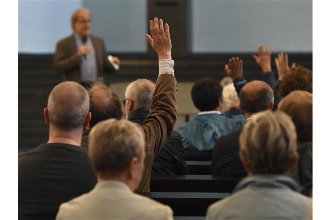 Eklat nach Missbrauch-Predigt: Gemeinde gegen Pfarrer Fassungslose Gemeindemitglieder bei einer Gesprächsrunde der Heilig-Geist-Kirche. Foto: Caroline Seidel