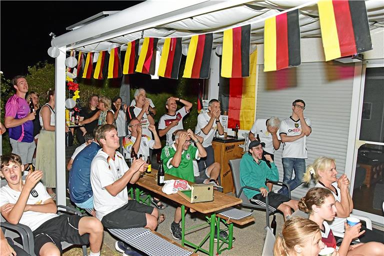 Fassungslosigkeit bei Jonathan Tahs Elfmeterfehlschuss. Wenig später ist die deutsche Niederlage besiegelt. Fotos: Tobias Sellmaier