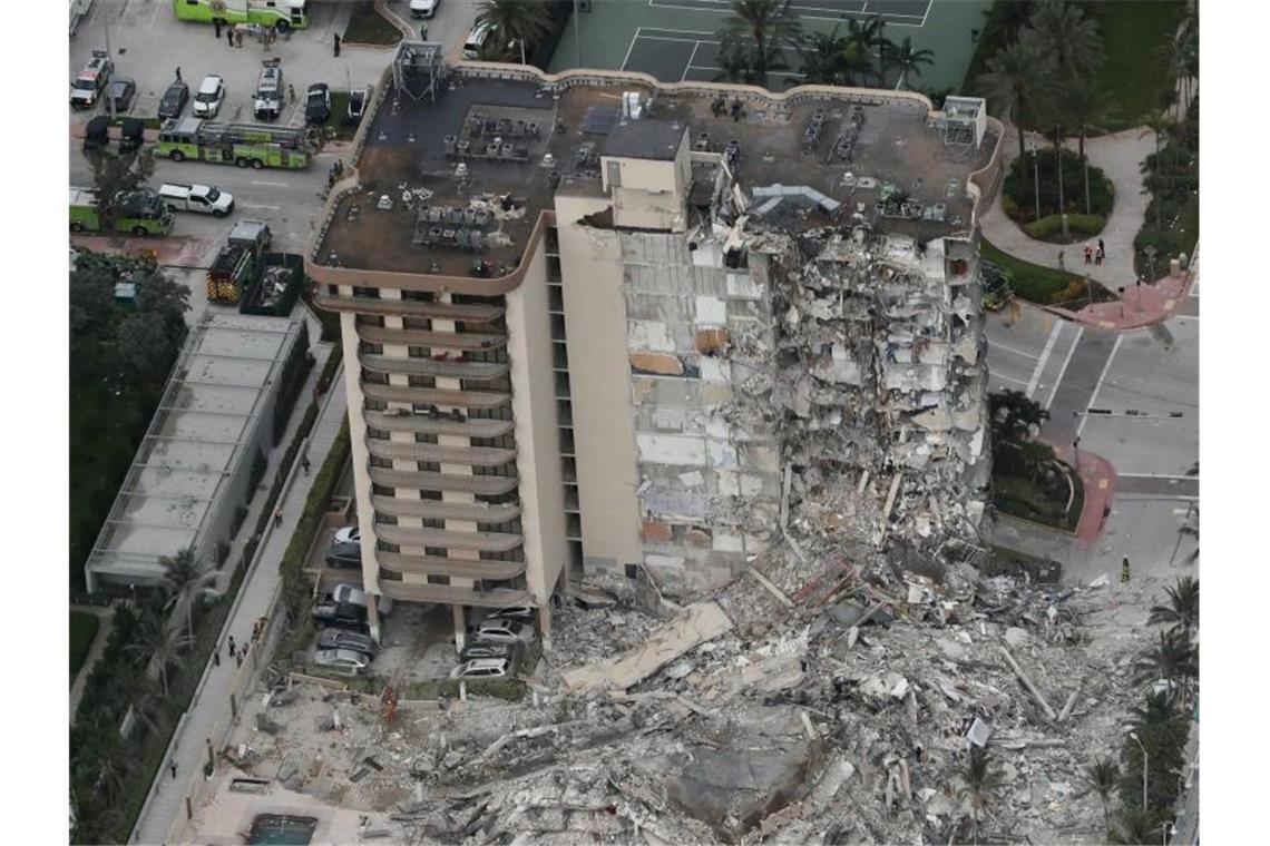 Nach Gebäudeeinsturz in Florida könnte Opferzahl steigen Fast 100 Menschen werden noch vermisst. „Wir werden nicht aufgeben“, versprach Surfsides Bürgermeister den Angehörigen. Foto: Amy Beth Bennett/South Florida Sun-Sentinel/AP/dpa