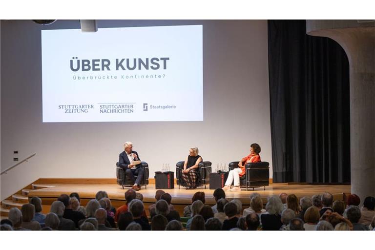 Fast 250 Besucherinnen und Besucher erlebten beim „Über Kunst“-Dialog unserer Zeitung in der Staatsgalerie Stuttgart erneut prominente Gäste: Eva-Maria Seng (Rektorin der Staatlichen Akademie der Bildenden Künste Stuttgart, Mitte) und Christiane Lange (Direktorin der Staatsgalerie Stuttgart).

Moderiert wurde der Abend von Nikolai B. Forstbauer, Autor unserer Zeitung