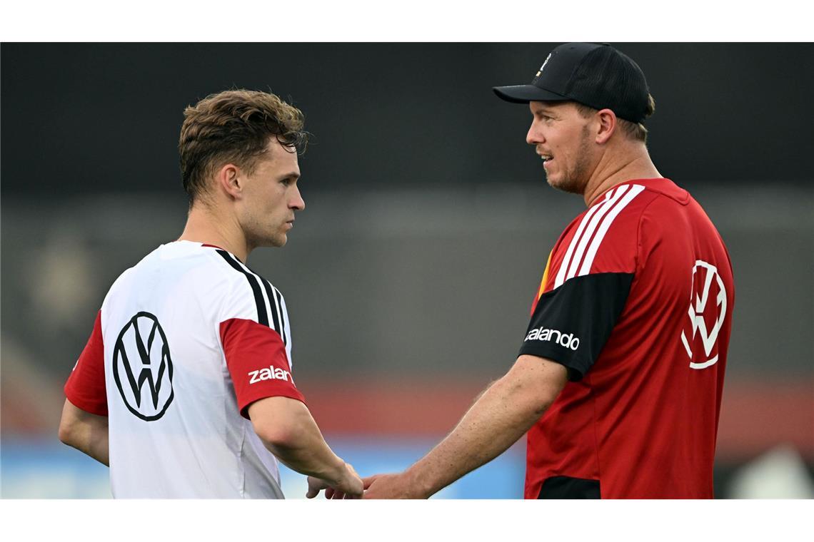 Fast 30 Minuten im Vier-Augen-Gespräch: Für Bundestrainer Julian Nagelsmann (l) ist Joshua Kimmich sein erster Ansprechpartner im Team.