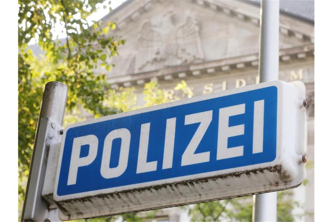 Rechtsextreme Chatgruppen: 29 Polizisten unter Verdacht Fast 30 Polizisten in Nordrhein-Westfalen stehen unter Verdacht, jahrelang rechtsextremen Chat-Gruppen angehört zu haben. Foto: David Young/dpa