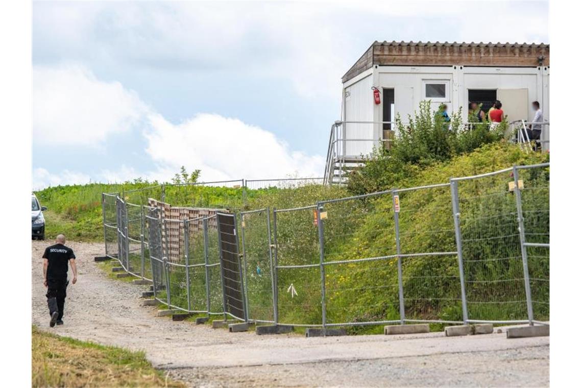 Corona-Ausbruch in Bayern: 174 Erntehelfer angesteckt Fast 500 Menschen wurden von den Behörden unter Quarantäne gestellt und dürfen das Betriebsgelände nicht mehr verlassen. Foto: Armin Weigel/dpa