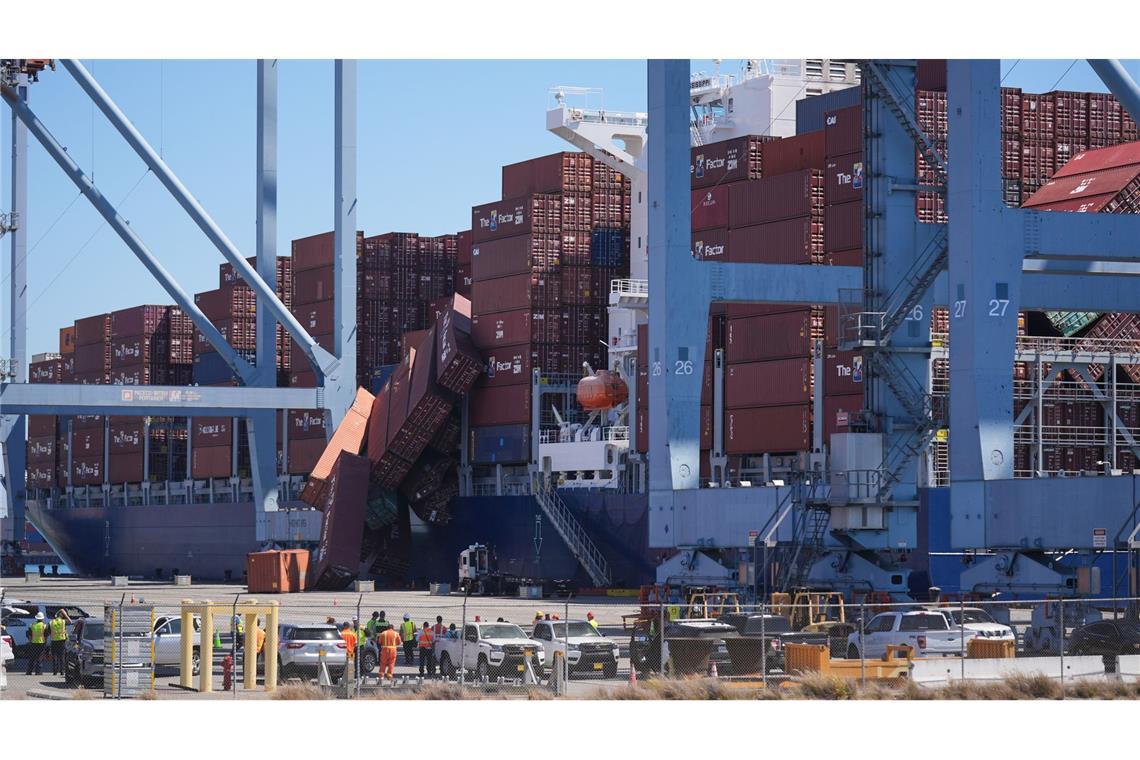Dutzende Container stürzen von Schiff in den USA Fast 70 Container stürzten ins Wasser.