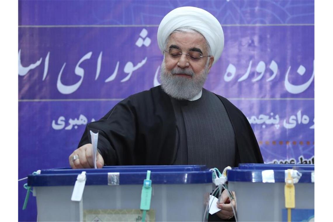 Konservative und Hardliner führen bei Parlamentswahl im Iran Fast 75 Prozent der Kandidaten aus dem Lager von Präsident Hassan Ruhani sollen vom Wächterrat disqualifiziert worden sein. Foto: Ebrahim/Seydi/Iranian Presidency/dpa