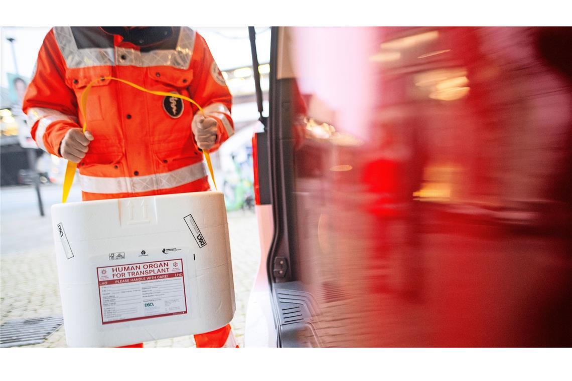 Fast 900 Menschen im Südwesten warten auf ein Spenderorgan. (Symbolbild)