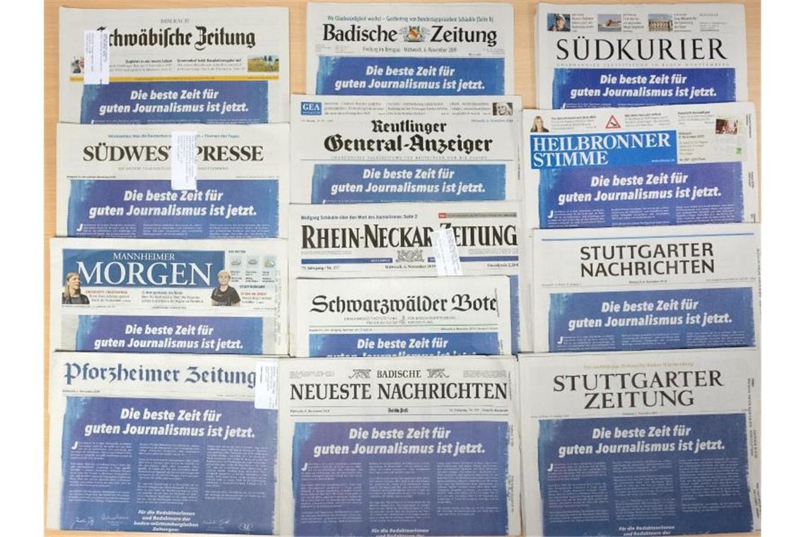 Zeitungen starten Aktion „Journalismus zeigt Gesicht“ Fast alle Tageszeitungen in Baden-Württemberg liegen angeordnet auf einem Tisch in Stuttgart. Foto: Bernd Weißbrod/dpa