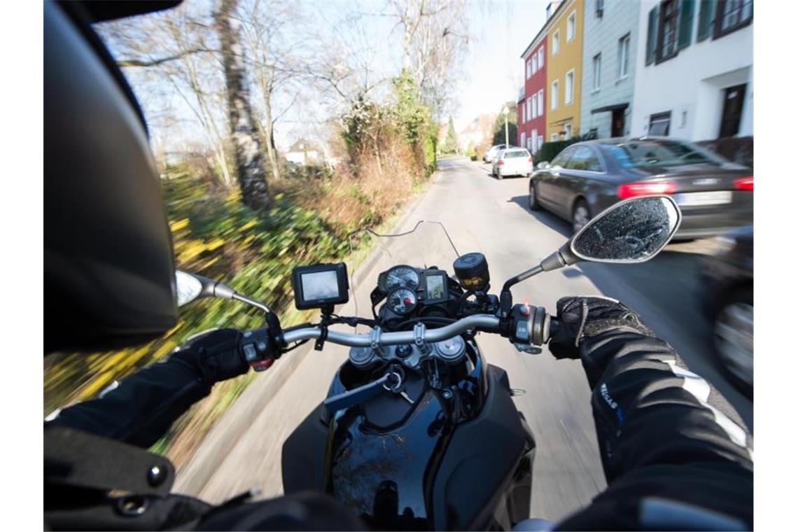 Streitthema Motorradlärm spaltet Deutschland Fast die Hälfte der Deutschen stört sich am Motorradlärm. Foto: Bernd von Jutrczenka/dpa