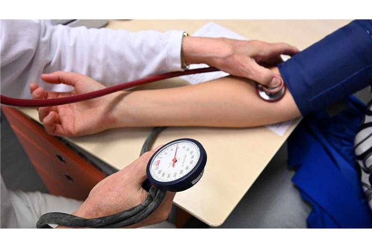 Fast die Hälfte der Gesundheitsausgaben entfiel 2024 auf ambulante Einrichtungen wie Arztpraxen. (Symbolbild)