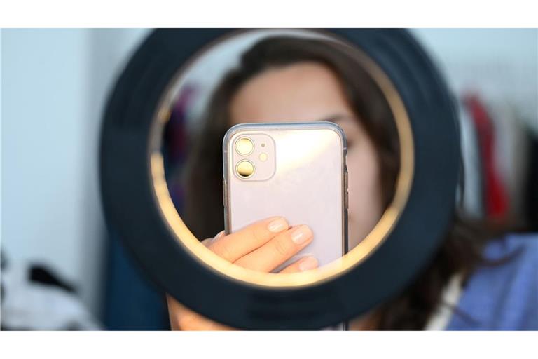 Fast die Hälfte der Kinder und Jugendlichen werden laut einer Studie durch Werbung auf Social-Media-Plattformen auf Produkte aufmerksam, 40 Prozent durch Empfehlungen von Influencerinnen und Influencern. (Symbolbild)