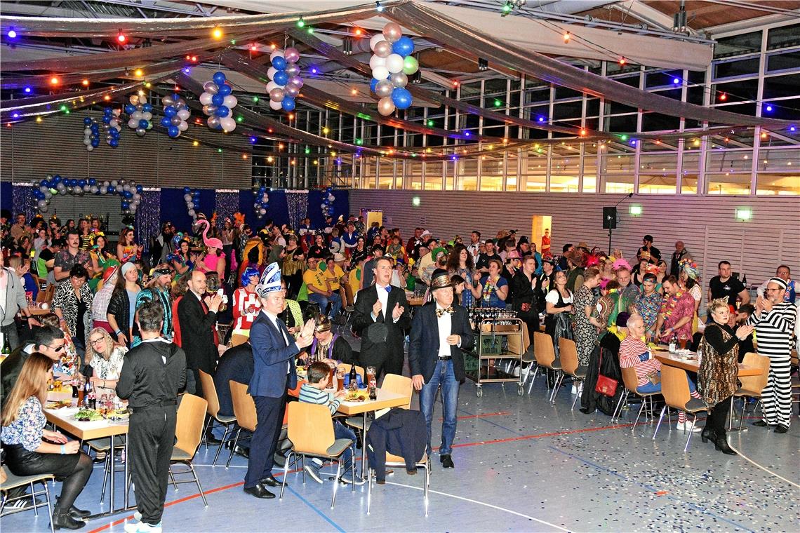 „Joggele, Joggele,
hoi, hoi, hoi!“ Fast ebenso bunt wie die Einmarschierenden war ihr Publikum, das die Protagonisten des Abends in der Seeguthalle in Cottenweiler stehend, klatschend und johlend begrüßte.Fotos: T. Sellmaier