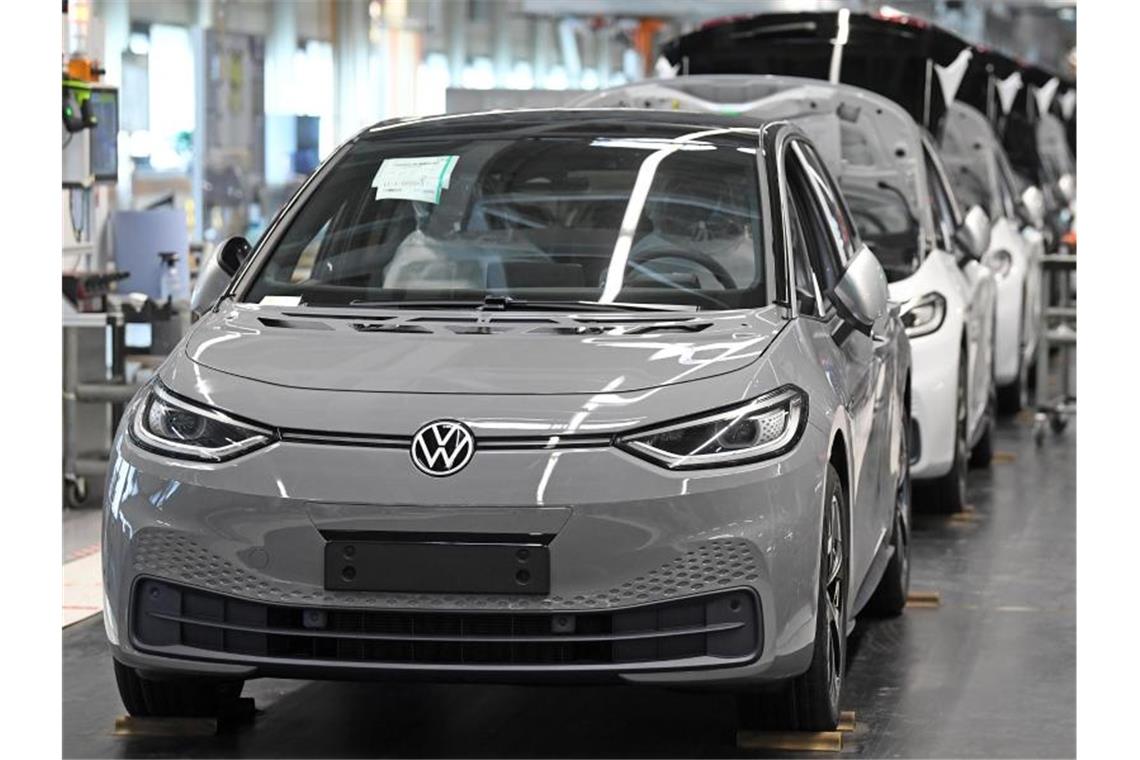 Fast fertige ID.3 laufen im Fahrzeugwerk von VW in Zwickau durch die Endmontage. Foto: Hendrik Schmidt/dpa-Zentralbild/POOL/dpa