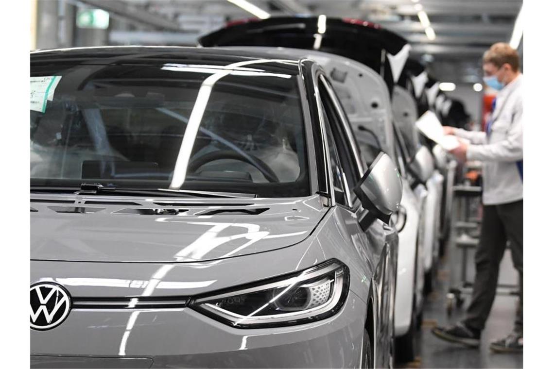 VW baut in Zwickau weiteres reines E-Modell Fast fertige Volkswagen ID.3 laufen im VW-Fahrzeugwerk in Zwickau durch die Endmontage. Foto: Hendrik Schmidt/dpa-Zentralbild/POOL/dpa