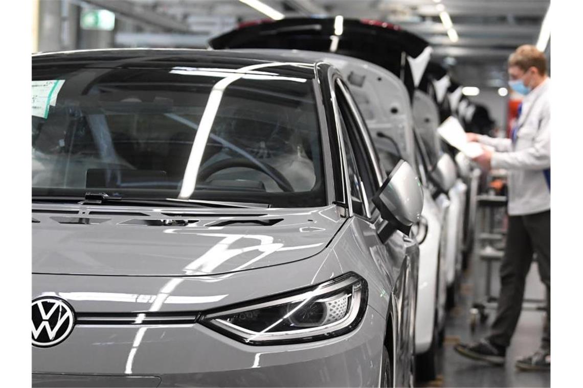 Fast fertige Volkswagen ID.3 laufen im VW-Fahrzeugwerk in Zwickau durch die Endmontage. Foto: Hendrik Schmidt/dpa-Zentralbild/POOL/dpa