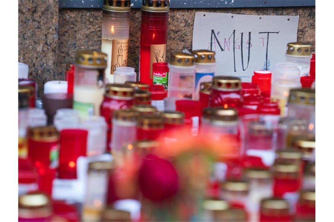 Fast genau eine Woche nach der Messerattacke wird in Würzburg der Opfer gedacht. Foto: Nicolas Armer/dpa