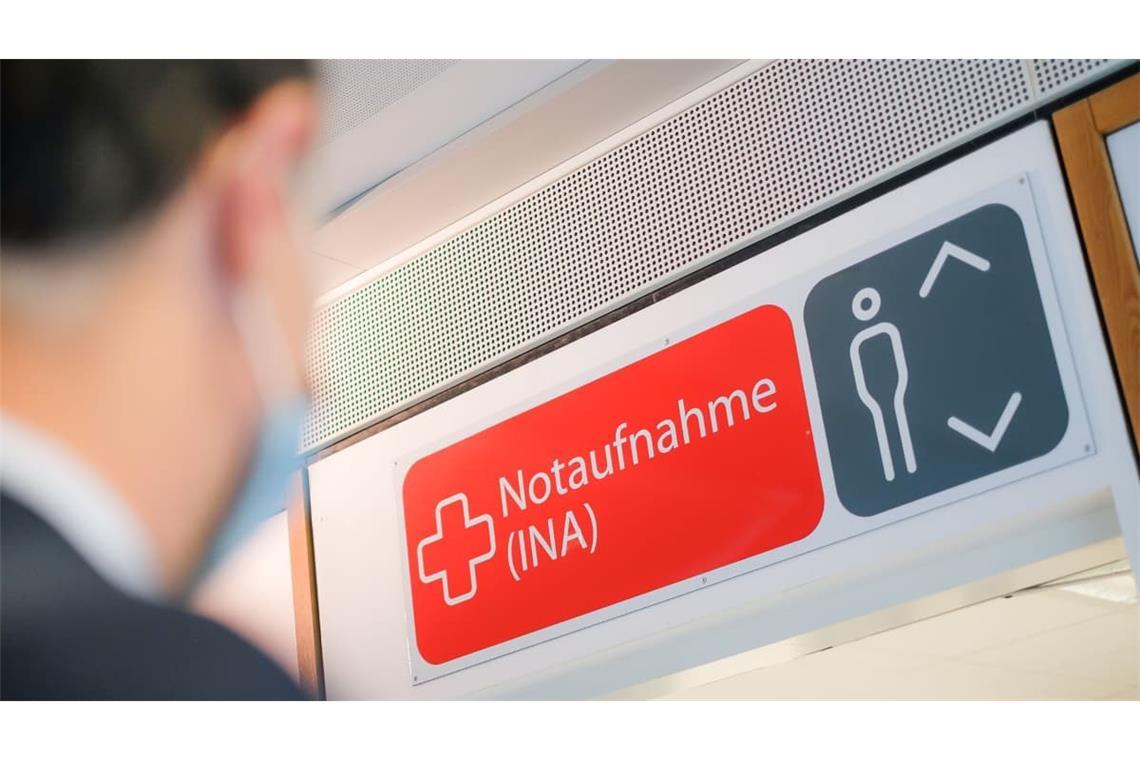 Fast jede zweite Notaufnahme in deutschen Krankenhäusern ist laut einer Umfrage überlastet, teilweise so stark, dass die Patientensicherheit gefährdet sein könne.