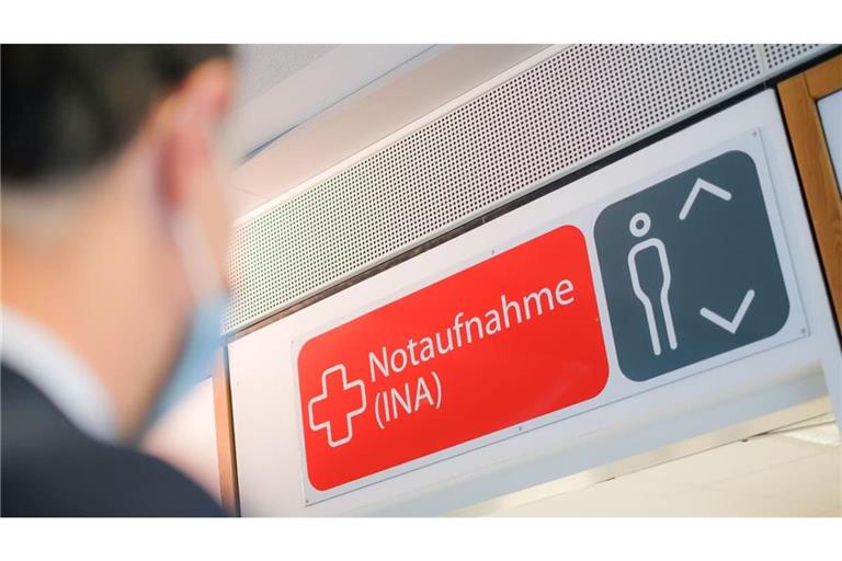 Fast jede zweite Notaufnahme in deutschen Krankenhäusern ist laut einer Umfrage überlastet, teilweise so stark, dass die Patientensicherheit gefährdet sein könne.