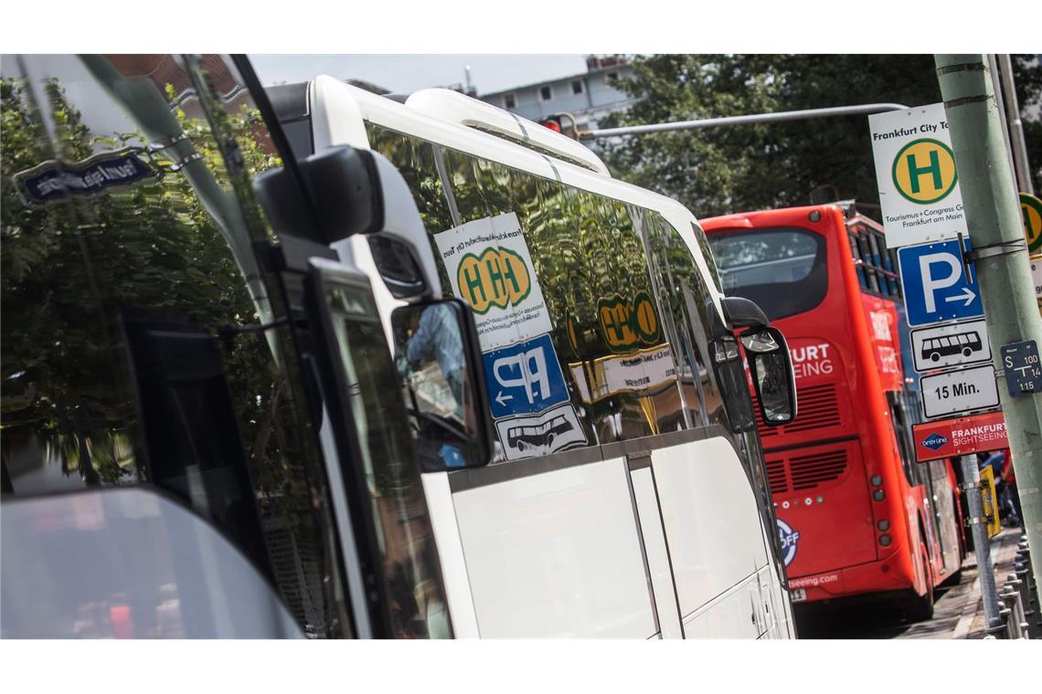 Fast jeder fünfte Bus, der beim TÜV geprüft wurde, hatte vergangenes Jahr erhebliche Mängel. (Archivbild)