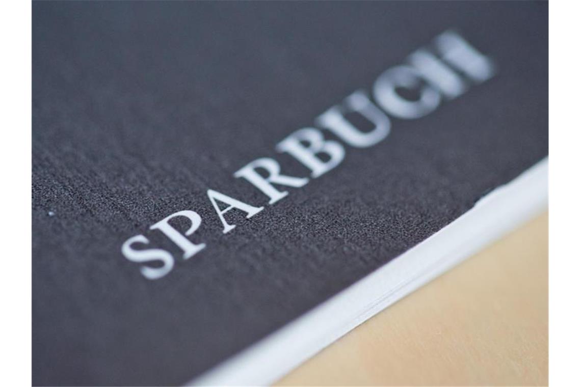Sparer im Krisen-Modus: Girokonto und Sparbuch beliebt Fast jeder zweite Sparer in Deutschland nutzt ein klassisches Sparbuch. Foto: picture alliance / Daniel Karmann/dpa