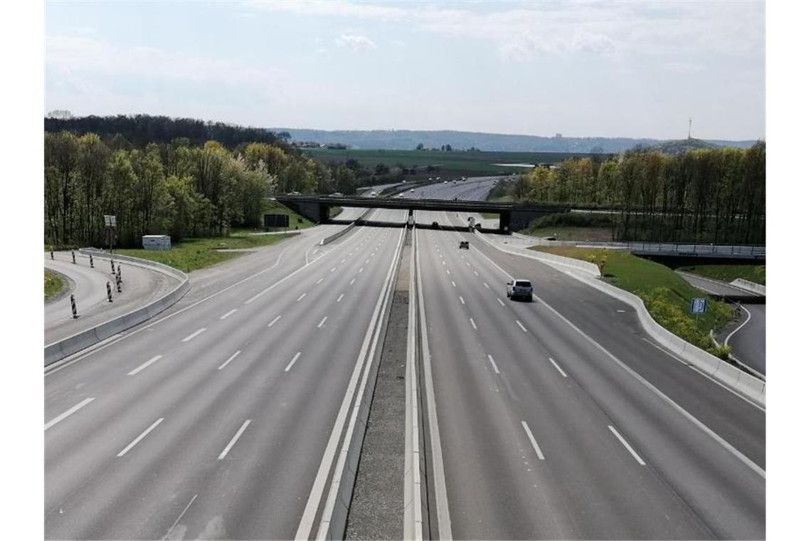 Hermann: Stickstoffdioxid-Werte in Stuttgart gehen zurück Fast leer ist die Autobahn 81 bei Stuttgart Zuffenhausen. Foto: Andreas Rosar/dpa/Archivbild