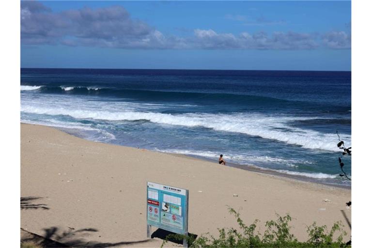 Fast leerer Strand in Saint-Gilles auf der französischen Insel La Reunion im Indischen Ozean. Foto: Richard Bouhet/AFP/dpa