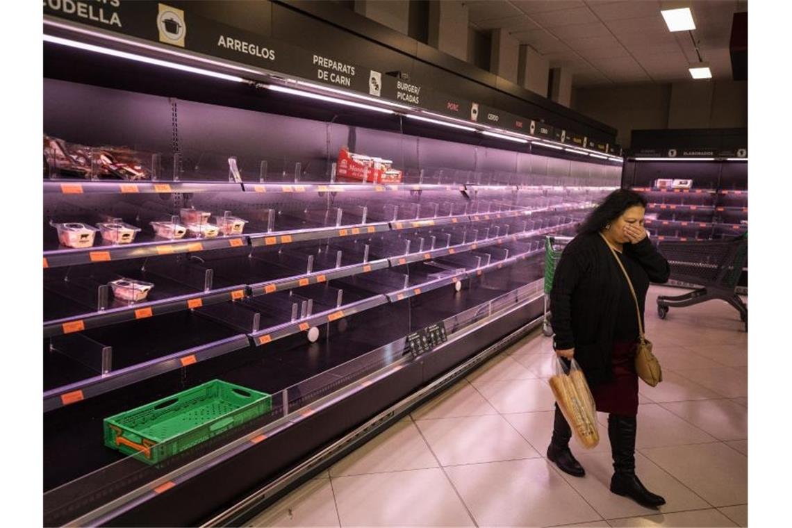 Grenzen dicht in Europa - bleiben bald die Regale leer? Fast leer: Regale in einem spanischen Supermarkt. Foto: Emilio Morenatti/AP/dpa