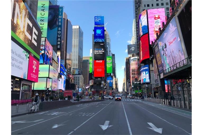 Fast menschenleer ist der ansonsten belebte Times Square. Foto: Benno Schwinghammer/dpa