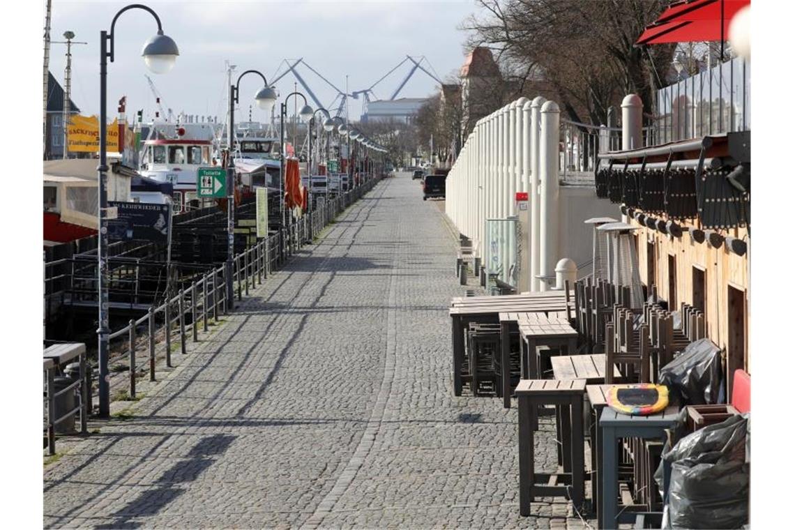 Fast menschenleer ist der Boulevard am Alten Strom des Ostseebades. Touristische Übernachtungen sind in Deutschland derzeit nicht erlaubt. Foto: Bernd Wüstneck/dpa-Zentralbild/dpa