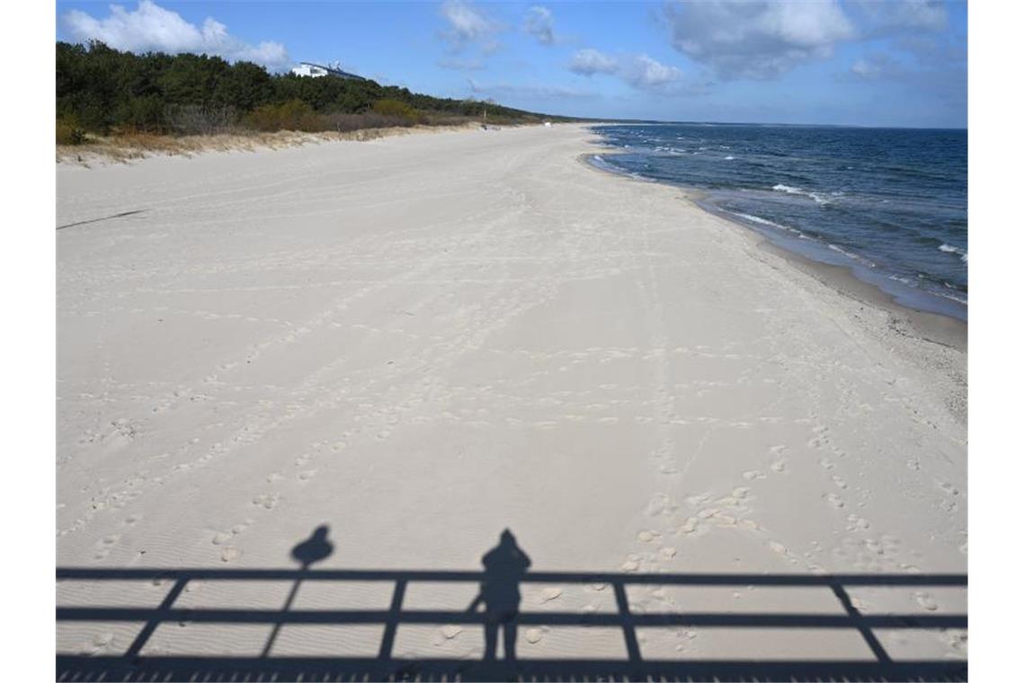 Fast menschenleer ist der Ostseestrand auf der Insel Usedom. Foto: Stefan Sauer/dpa-Zentralbild/dpa