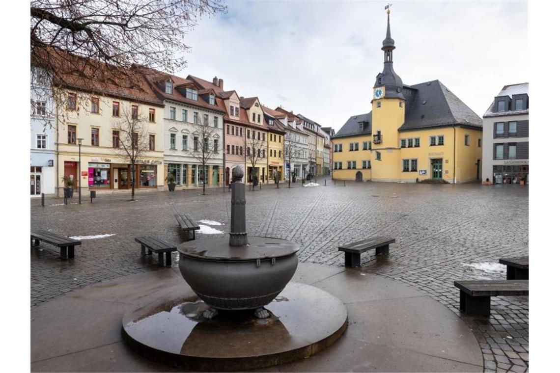 Thüringen verlängert Lockdown-Regeln bis 19. Februar Fast menschenleer zeigt sich der Marktplatz vor dem Rathaus in Apolda. Thüringen verlängert den Lockdown bis zum 19. Februar. Foto: Michael Reichel/dpa-Zentralbild/dpa