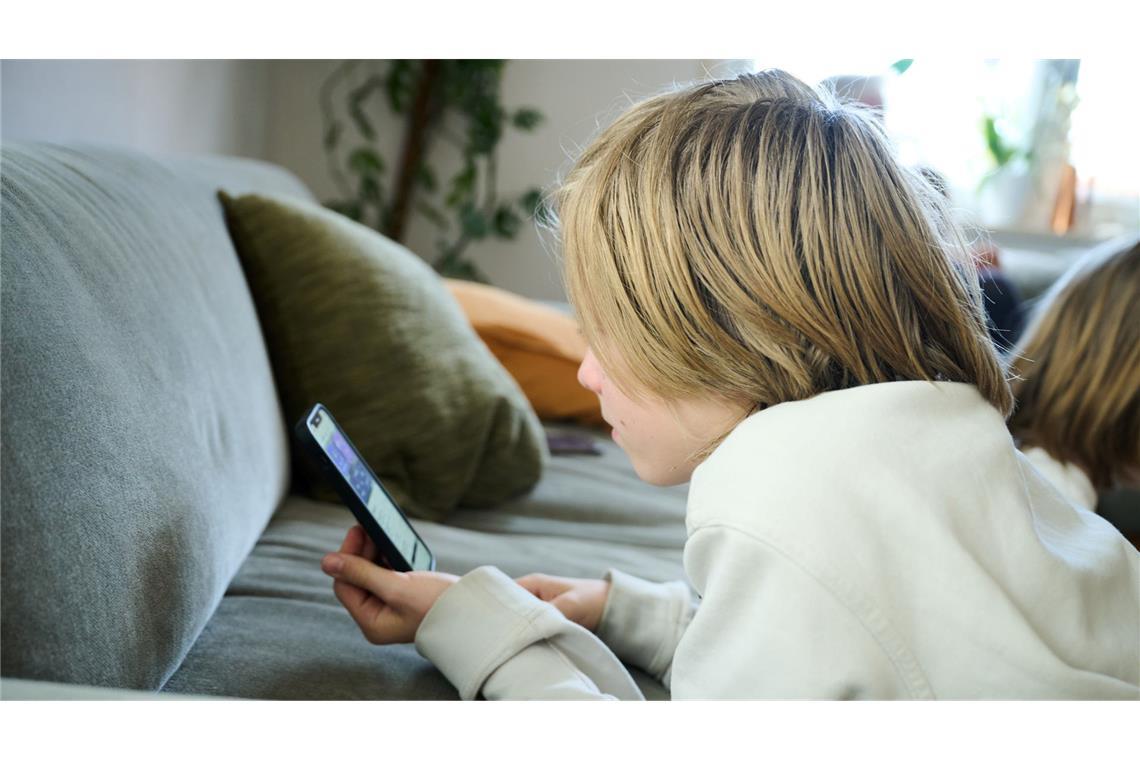 Fast mit ihrem Smartphone verwachsen: Eine DAK-Befragung zeigt Suchtverhalten in der Social-Media-Nutzung bei vielen Kindern und Jugendlichen. (Symbolbild)