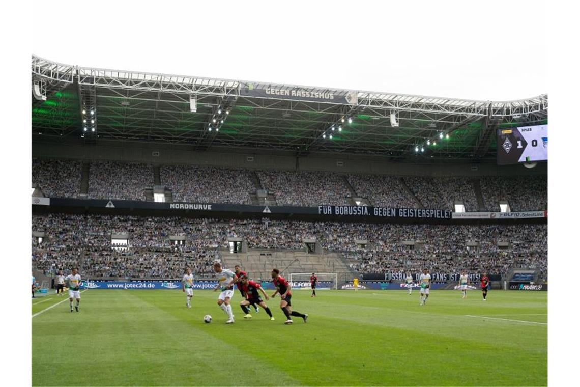 Fast schon ein gewohntes Bild 2020: Fußballspiele vor leeren Rängen. Foto: Marius Becker/dpa