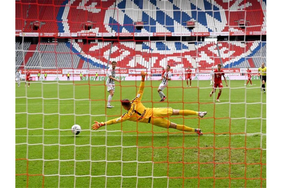 Fast schon ein gewohntes Bild in Zeiten von Corona: Bundesliga-Spiele vor leeren Rängen. Foto: Sven Hoppe/dpa-Pool/dpa