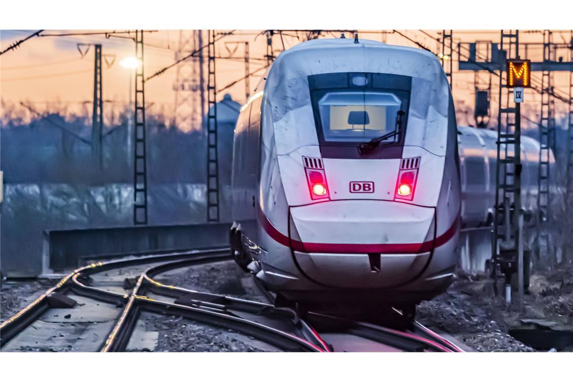 Stockdunkel und kalt – IC-Reisende stecken vier Stunden in Zug fest Fast vier Stunden saßen Bahnreisende am späten Freitagabend bei Crailsheim fest.