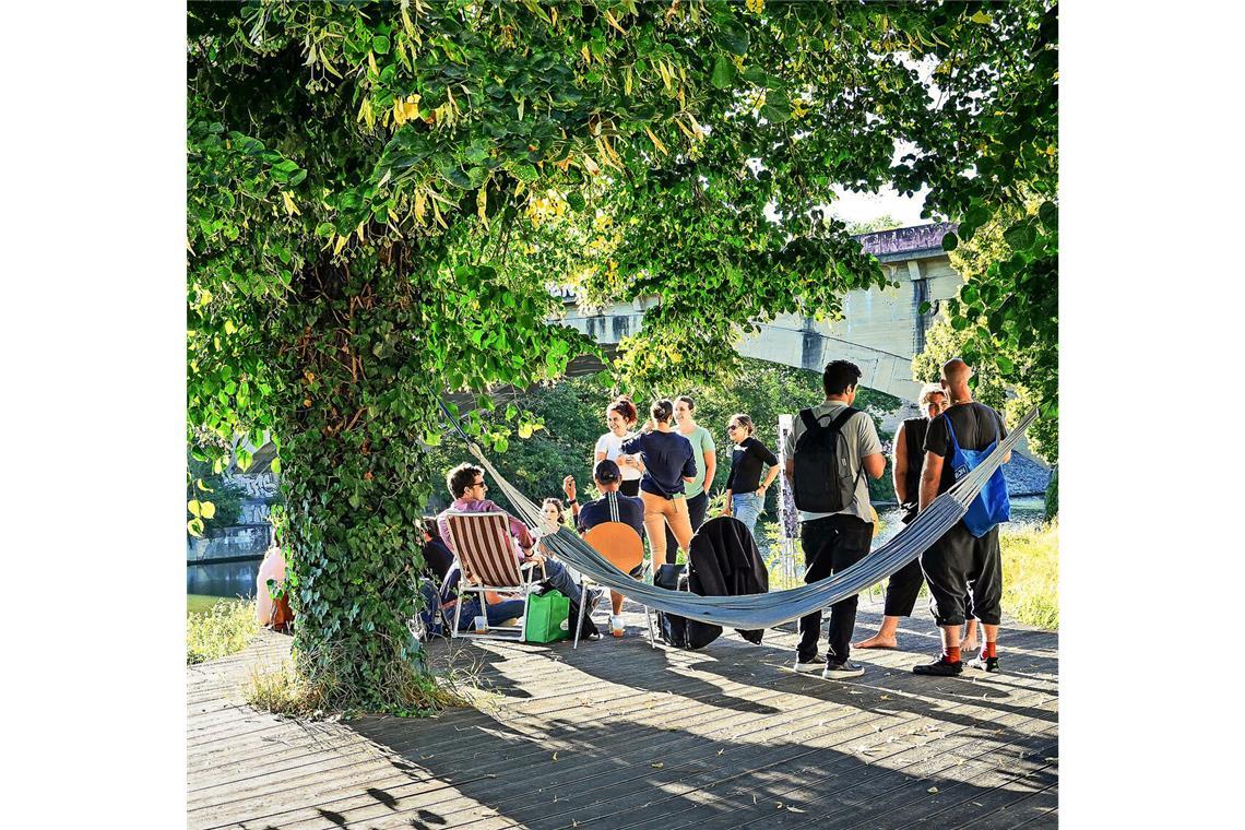 Chillen am und baden im Neckar Fast wie in einem Werbefilm: „After Work“ auf der Neckarinsel in Stuttgart – direkt neben der Schleuse.