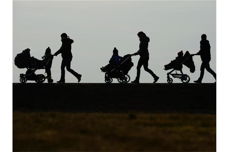 Fast zwei von drei Empfänger wollen den einmaligen Kinderbonus ganz oder teilweise direkt wieder ausgeben. Foto: Felix Kästle/dpa