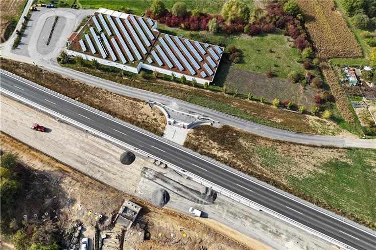 Fast zweieinhalb Jahre nach dem Abriss soll jetzt die neue Stahlbrücke über die B14 montiert werden. Foto: Ulrich Maier