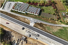 Fast zweieinhalb Jahre nach dem Abriss soll jetzt die neue Stahlbrücke über die B14 montiert werden. Foto: Ulrich Maier