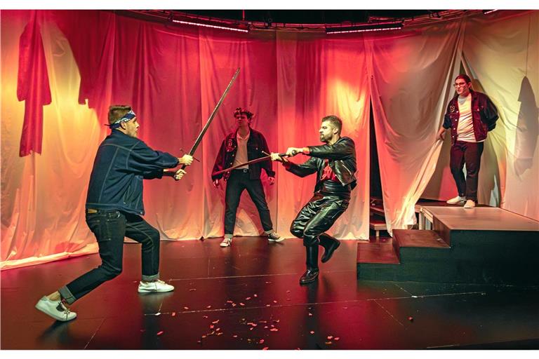 Faszination Theater: Am heutigen Welttheatertag wird es in all seinen Facetten gefeiert. Ob actiongeladener Fechtkampf wie jener zwischen Mercutio (links) und Tybalt im Stück „Romeo und Julia“ im Bandhaus oder andächtiger Monolog, das Theater sprüht vor Leben.