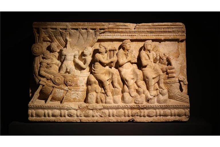 Fasziniert von Schiffen: die Abenteuer des Odysseus waren ein beliebtes Motiv bei den Etruskern. Hier ein Alabasterurne aus Volterra (2. Jhd. v. Chr.) mit der Darstellung von Odysseus und den Sirenen