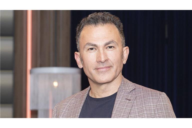 Fatih Çevikkollu kommt mit seinem Programm   „KI – Kritische Intelligenz“ ins Renitenz.