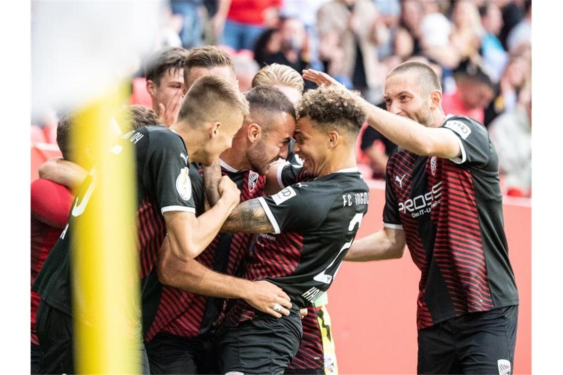 Hoffenheim, Gladbach und Zweitliga-Duo eine Runde weiter Fatih Kaya (M) brachte den FC Ingolstadt in die zweite Pokal-Runde. Foto: Matthias Balk/dpa