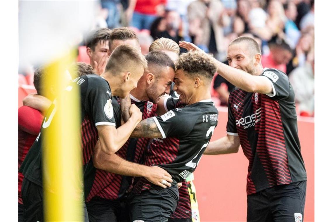 Fatih Kaya (M) brachte den FC Ingolstadt in die zweite Pokal-Runde. Foto: Matthias Balk/dpa