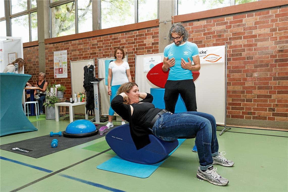 Fatih Terzi zeigt, wie sich die Fitnessschnecke beim Bauchmuskeltraining einsetzen lässt.