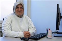 Fatma Kaynar-Köse möchte die samstäglichen Sprechstunden in ihrer Praxis in der Schillerstraße beibehalten. Foto: Alexander Becher