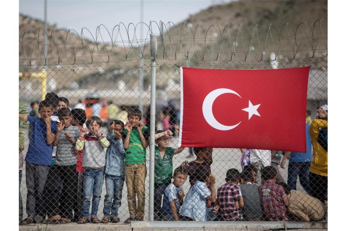 USA fordern Abbruch von Syrien-Offensive Faustpfand für Präsident Erdogan? Kinder in einem türkischen Flüchtlingslager in Gaziantep. Foto: Uygar Onder Simsek / Moku/dpa