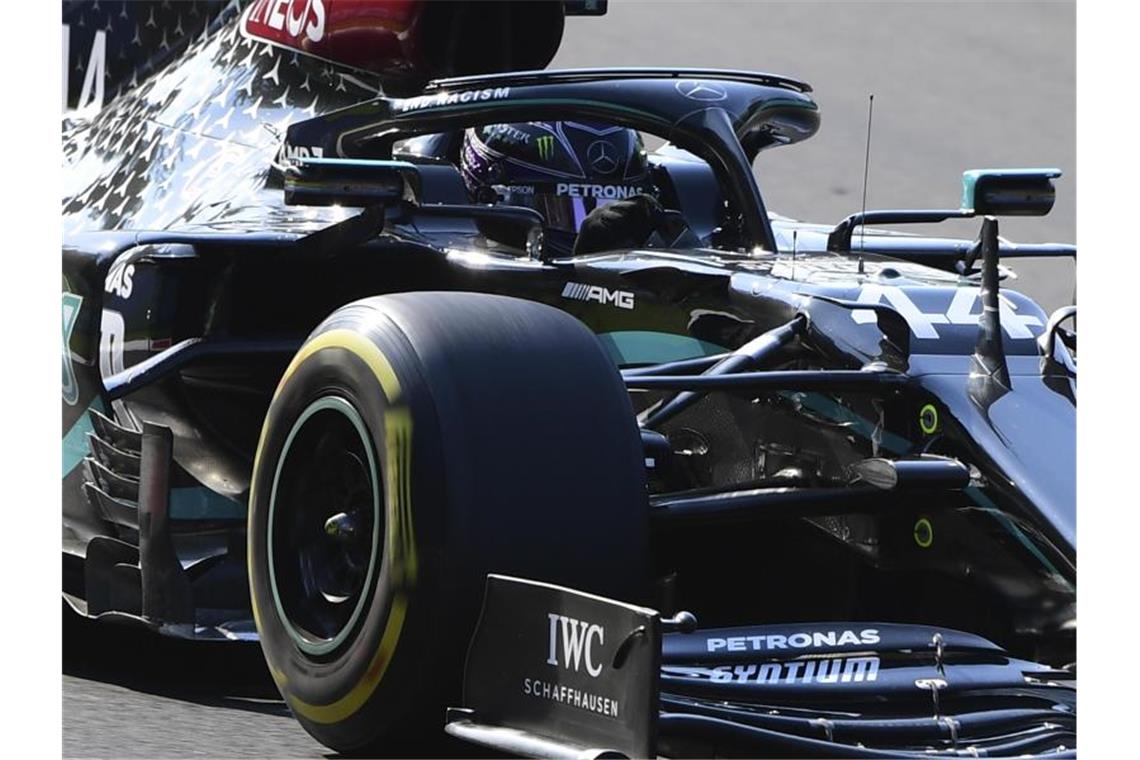 Windschattenpoker in Monza: Hamilton auf Pole-Jagd Favorit auf die Pole in Monza: Mercedes-Pilot Lewis Hamilton. Foto: Jennifer Lorenzini/POOL REUTERS/AP/dpa