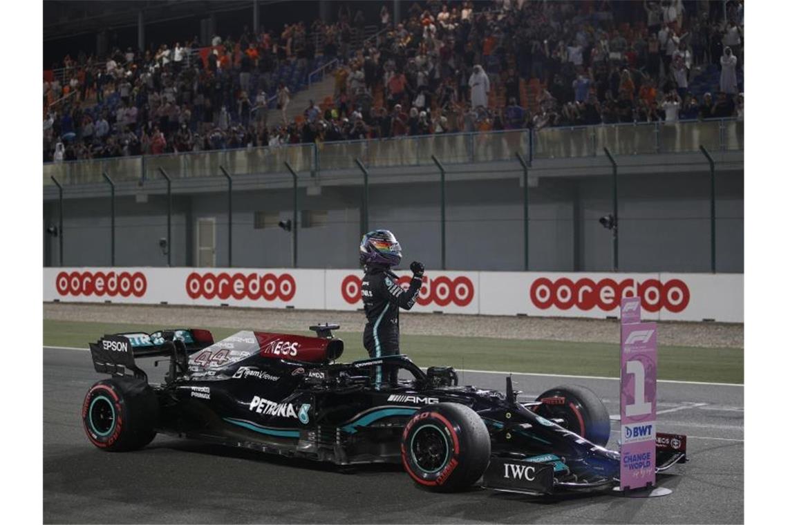 Darauf muss man beim Großen Preis von Katar achten Favorit im Premierenrennen von Katar: Der Brite Lewis Hamilton von Mercedes. Foto: Hamad I Mohammed/REUTERS POOL via AP/dpa