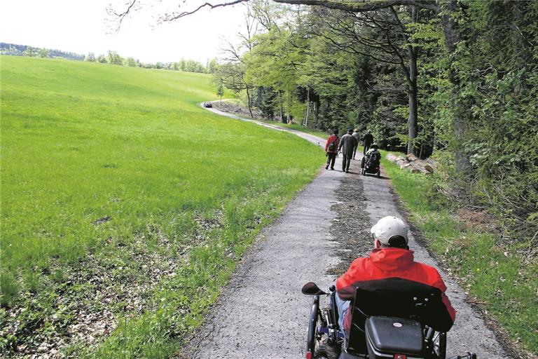 Fazit der Begehung: Der Weg lässt sich er sich auch mit Rollstuhl gut befahren. Foto: H. Werner