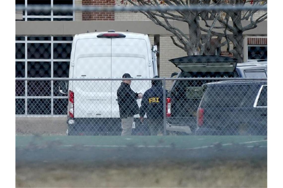 Rabbi zu Geiselnahme in US-Synagoge: Konnten selbst flüchten FBI-Beamte kommen in Colleyville zum Einsatz. Foto: Tony Gutierrez/AP/dpa